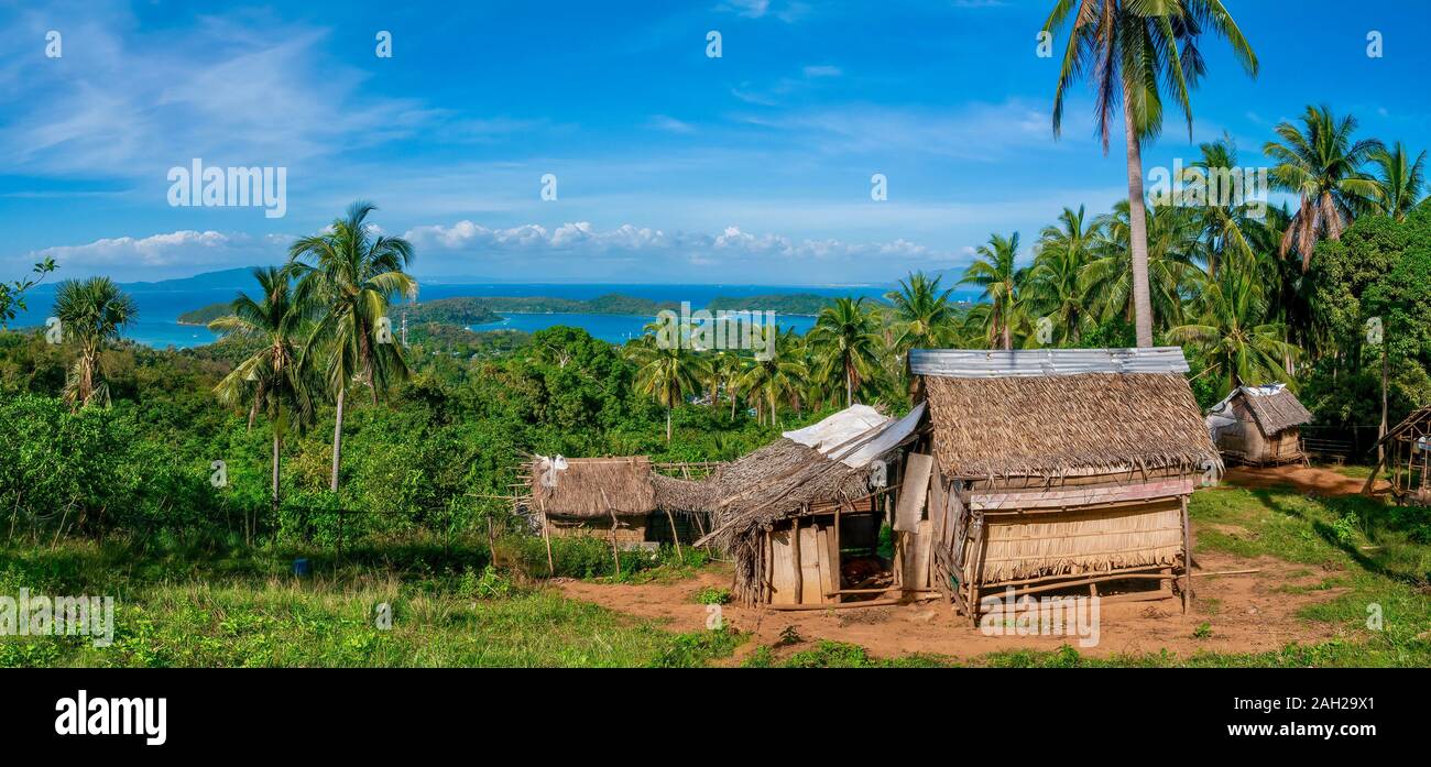 Einem kleinen Dorf auf einer wunderschönen tropischen Insel, mit traditionellen strohgedeckten Häuser von indigenen Mangyanen Menschen, die auf der Insel Mindoro Leben gebaut. Stockfoto