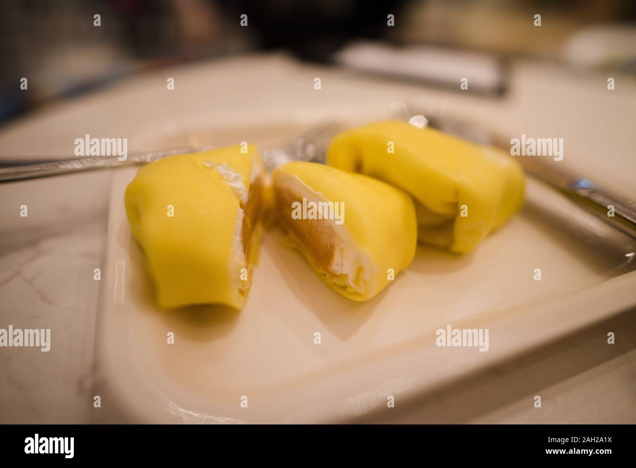 Dieses Essen ist mit Mango und Sahne in klebreis Kuchen. Stockfoto