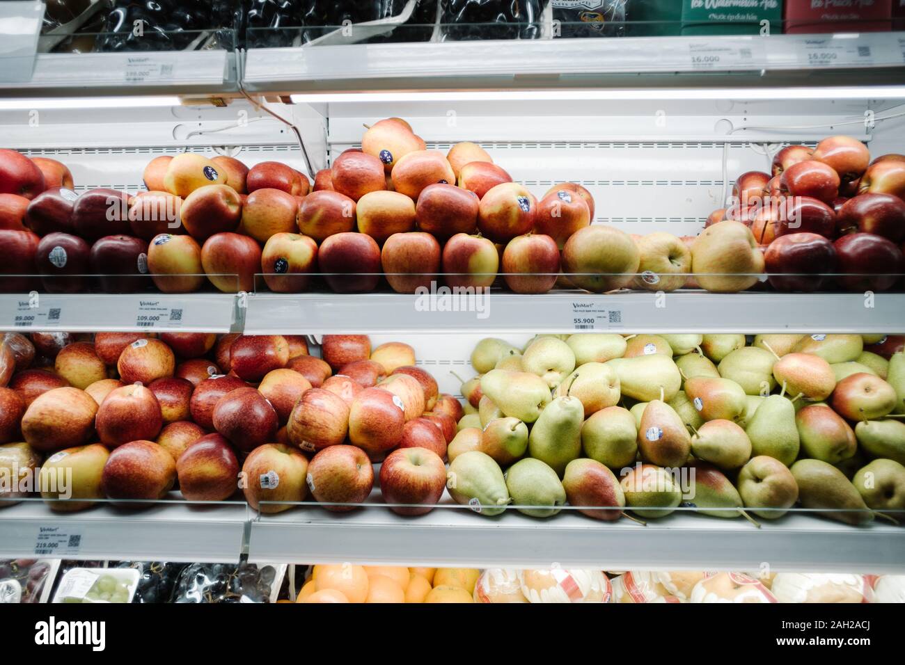 Früchte der verschiedenen Farben sind auf den Showcase platziert. Stockfoto