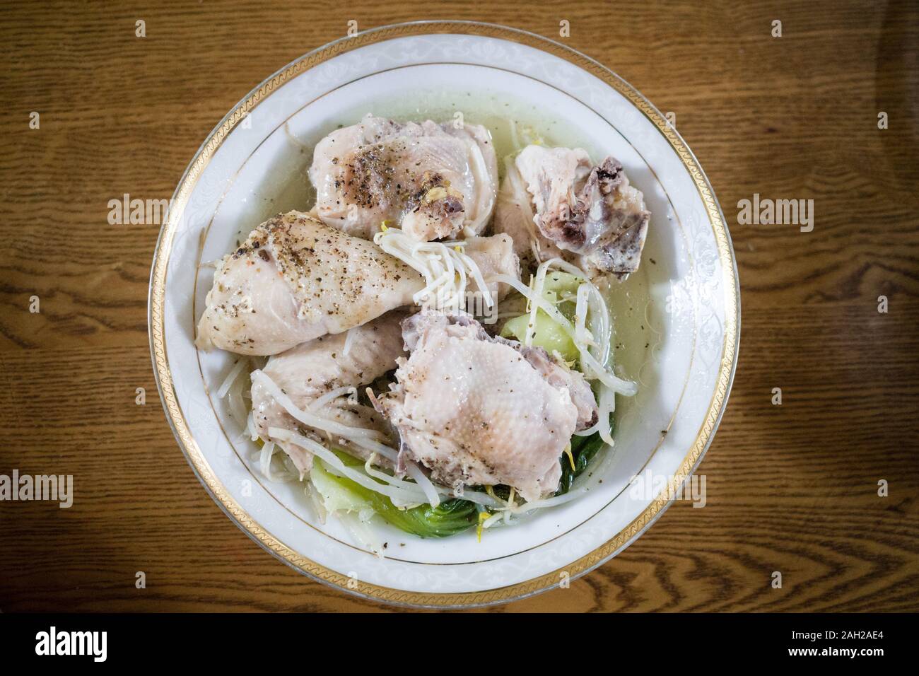 Traditionelle koreanische Hühnersuppe ist auf der Platte serviert. Stockfoto