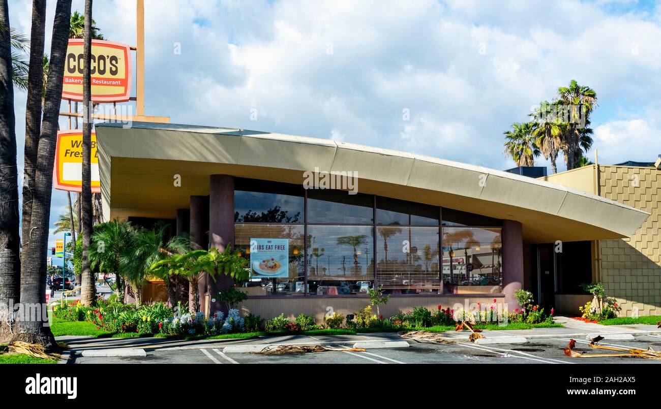 Seite Jahrgang 1960 s Googie Cafe mit herrlichem auskragenden Dach und Turm. Googie Architektur war Mitte des Jahrhunderts, Space Age modern. Stockfoto