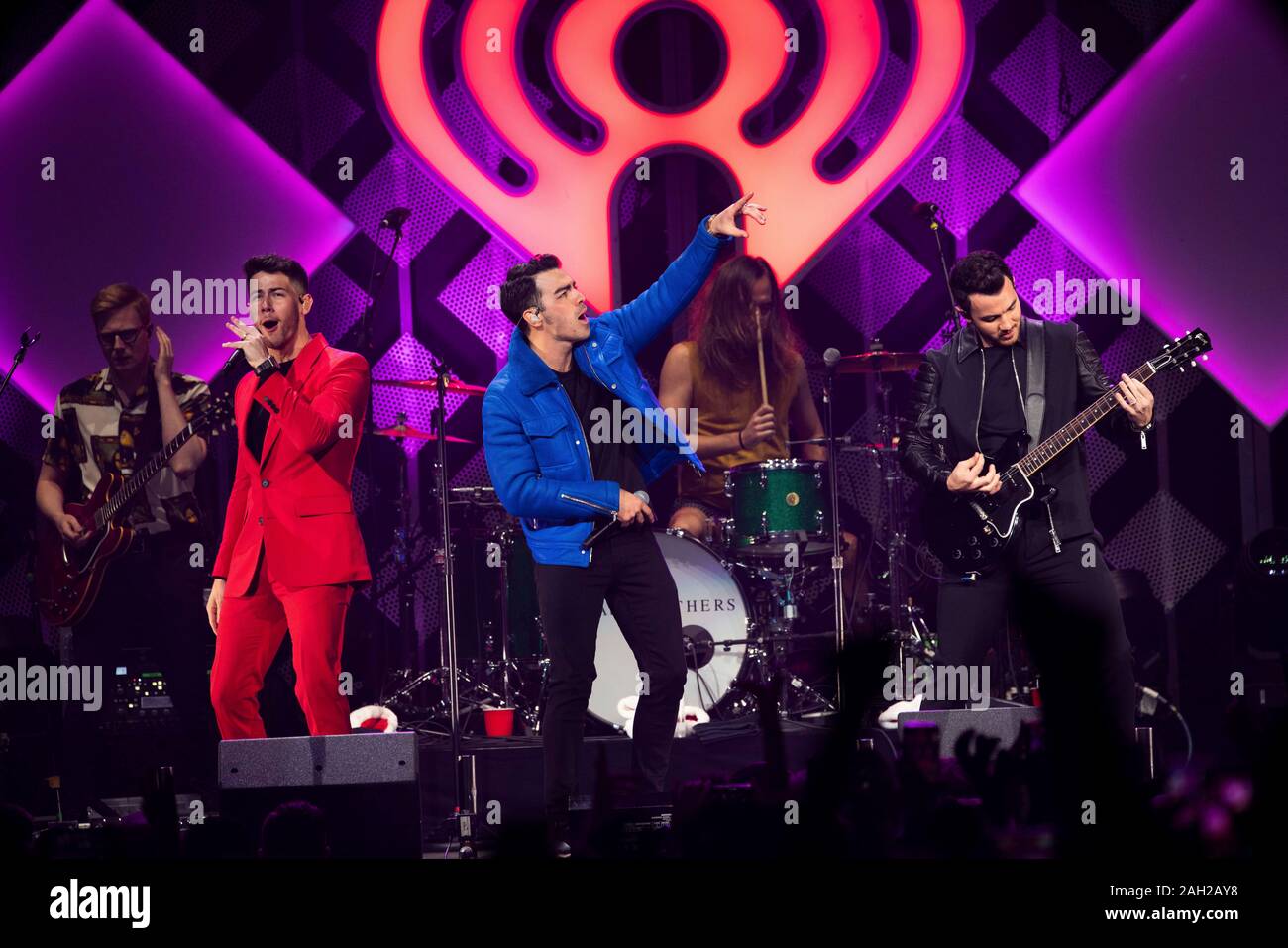 Sonnenaufgang in den Vereinigten Staaten. 22 Dez, 2019. Nick Jonas, Joe Jonas, Kevin Jonas der Jonas Brothers durchführen, während die Y 100 Jingle Ball im BB&T Center am Dezember 22, 2019 in Sunrise, Florida. Credit: Foto Access/Alamy leben Nachrichten Stockfoto