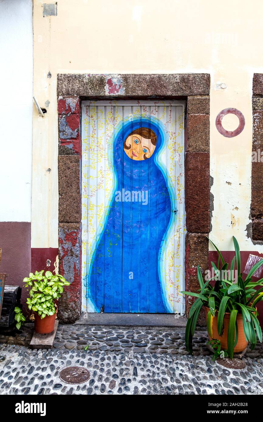 Kunstwerk an einer Tür in Funchal Altstadt, Madeira, Portugal Stockfoto