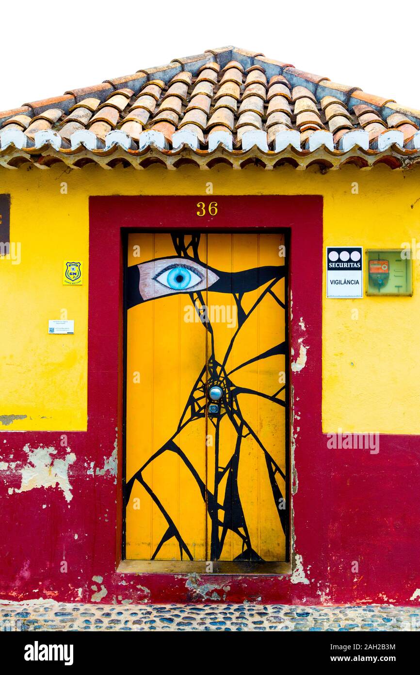 Bunte Kunstwerke an der Tür eines Hauses in Rua do Santa Maria, Altstadt, Funchal, Madeira, Portugal Stockfoto