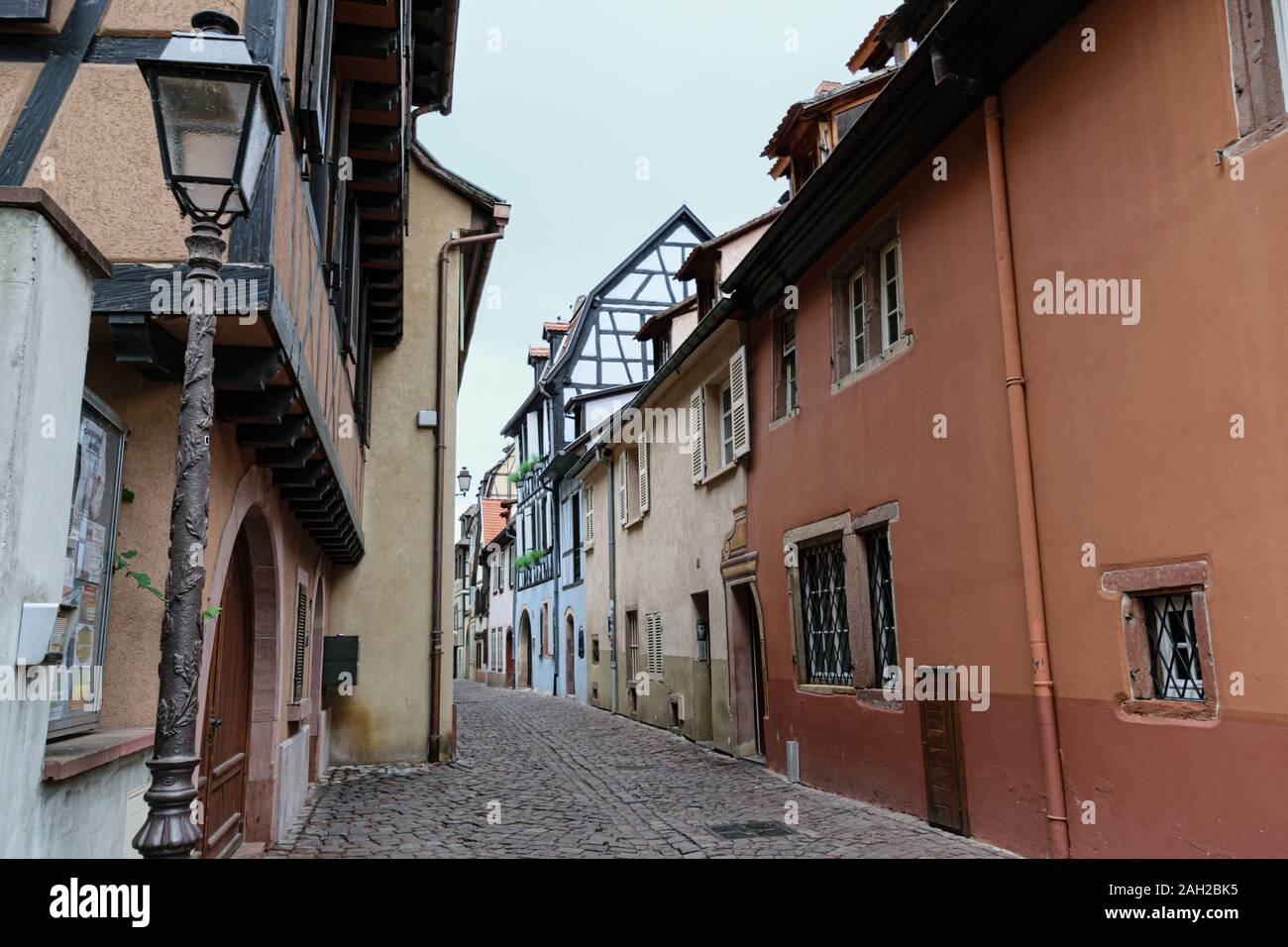 Frankreich, Elsass, Juni 2015: mittelalterliche Straßen im heutigen engen Colmar Stockfoto
