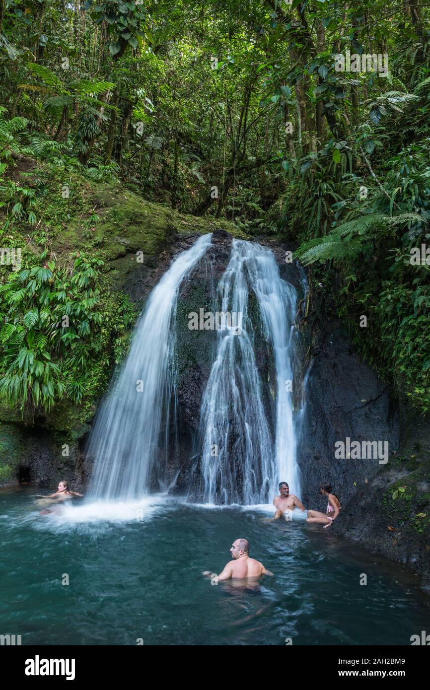 Touristen schwimmen unter der Cascade aux Ecrevisses Wasserfall in der Guadeloupe Nationalpark auf der Insel Basse-Terre, Guadeloupe. Ein UNESCO-Bio Stockfoto