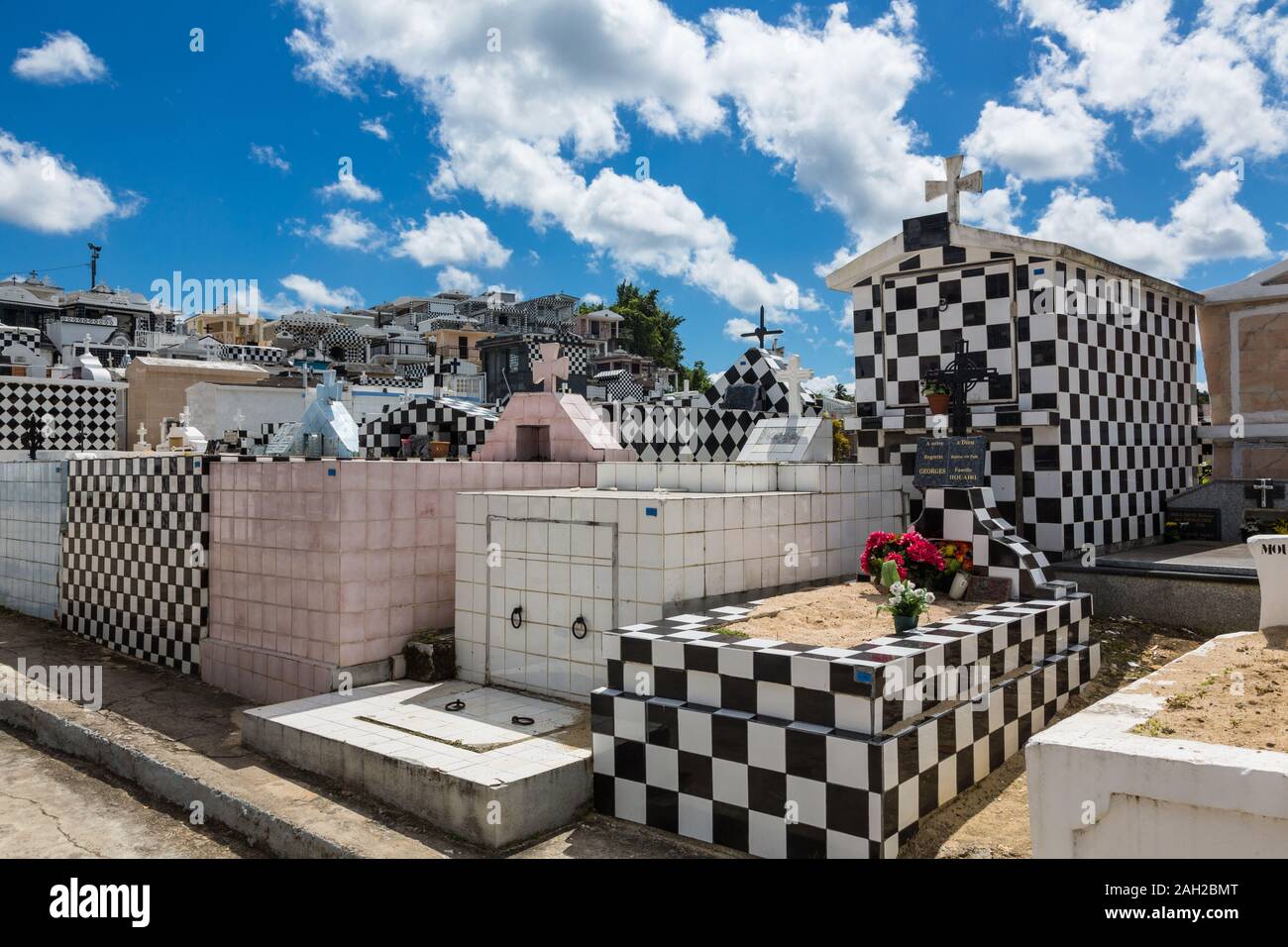 Checkered Gräber auf dem Friedhof in der Stadt von Morne a l'Eau auf der Insel Grande-Terre, Guadeloupe. Stockfoto