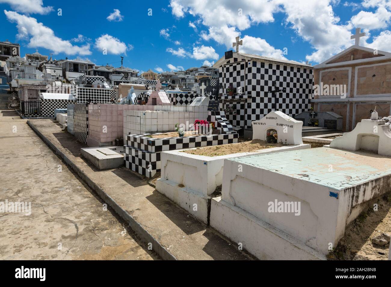 Checkered Gräber auf dem Friedhof in der Stadt von Morne a l'Eau auf der Insel Grande-Terre, Guadeloupe. Stockfoto