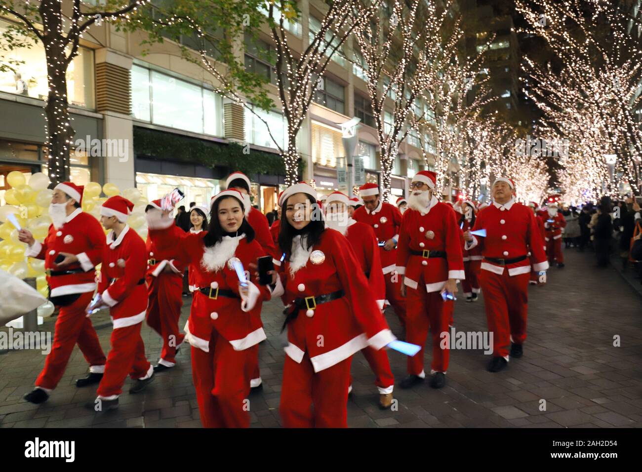 Tokio, Japan. 23 Dez, 2019. 300 Mitarbeiter im Büro in Santa Kostüme Tanz und März durch Marunouchi Businessviertels mit 1 Millionen LED-Lampen Beleuchtung für 'Marunouchi Christmas Parade" in Tokio am Montag, 23. Dezember 2019. Credit: Yoshio Tsunoda/LBA/Alamy leben Nachrichten Stockfoto