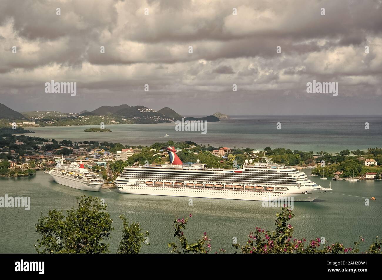 Castries, St. Lucia - 11. November 2015: großes Kreuzfahrtschiff oder Liner Carnival Liberty. touristische Boot in die Bucht oder den Hafen. malerische Landschaft. Luxus Reise. Sommer Reisen und Urlaub. Wasser transportieren. Stockfoto