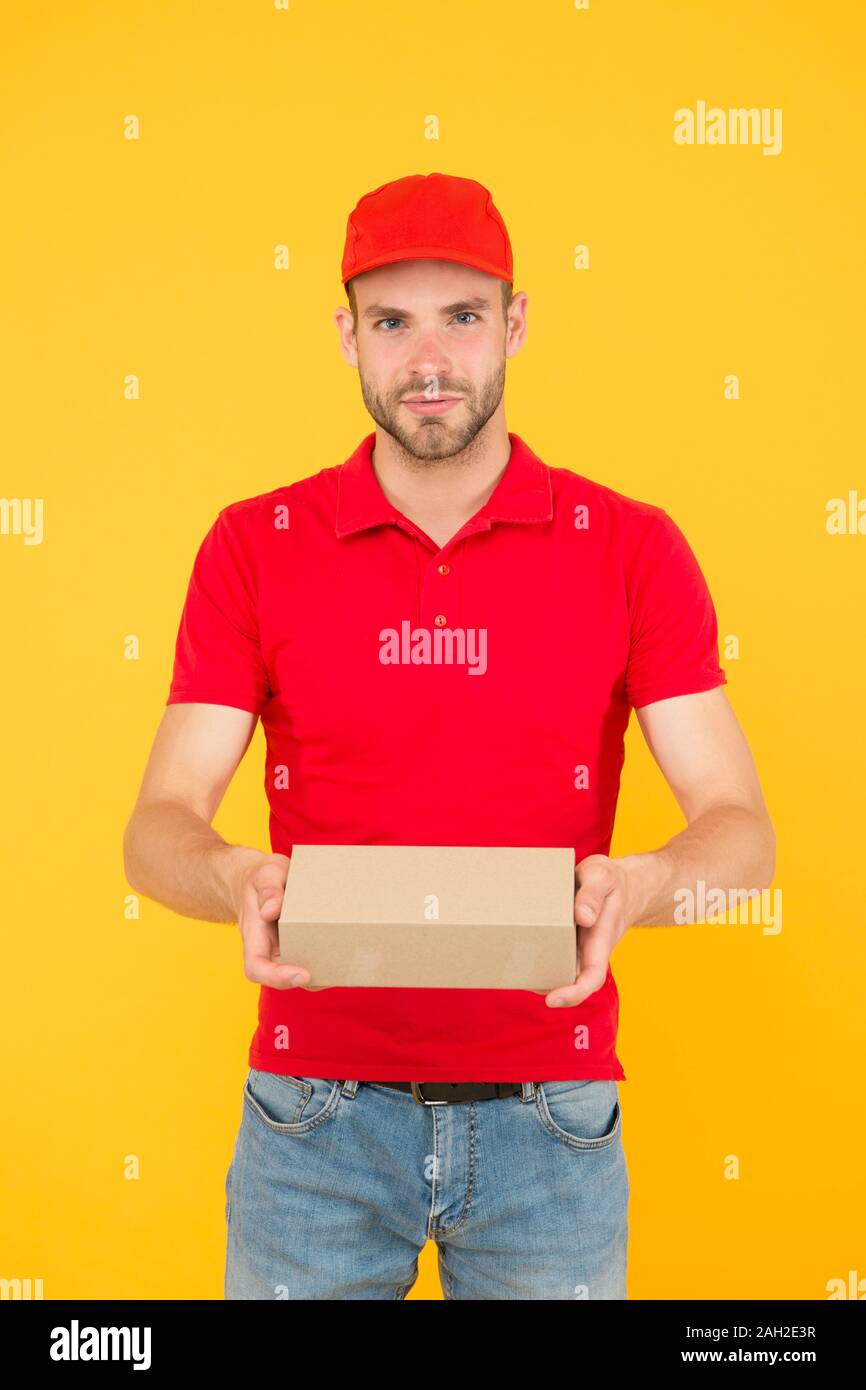 Ersten job. Kerl Kassierer uniform. Restaurant Cafe Mitarbeiter wollte. Mann Lieferservice gelben Hintergrund. Haben schönen Tag. freundliche Verkäufer. Essen bestellen deliveryman. Regelmäßige Kassierer. Kostenlose Kassierer. Stockfoto