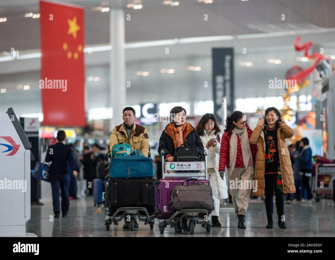 Nanjing in der chinesischen Provinz Jiangsu. 23 Dez, 2019. Die Passagiere werden in Nanjing Lukou Flughafen gesehen, der ostchinesischen Provinz Jiangsu, Dez. 23, 2019. Nanjing Lukou Flughafen mehr als 30 Millionen Passagiere behandelt hat bisher in diesem Jahr, zum 10.-größten Flughafen auf dem chinesischen Festland, Betreiber des Flughafens, sagte Montag. Der Flughafen, der im Jahr 1997 in Betrieb genommen wurde, hat mehr als 270 in- und ausländischen Strecken Anbindung über 150 Städte auf der ganzen Welt eröffnet. Credit: Li Bo/Xinhua/Alamy leben Nachrichten Stockfoto