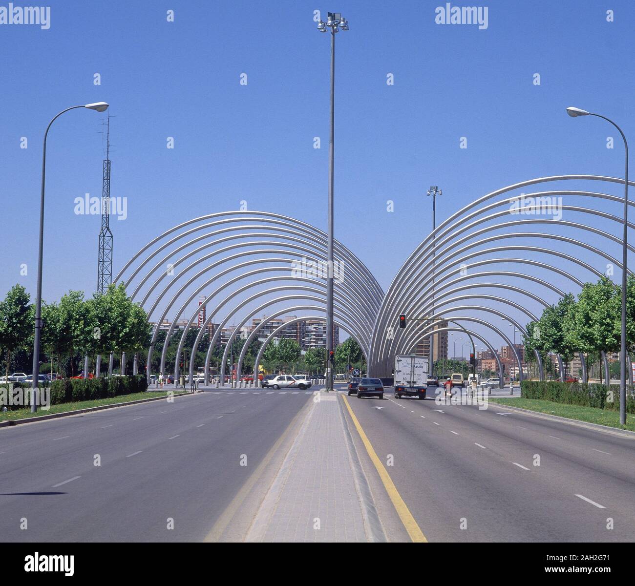 LA PUERTA DE LA ILUSTRACION MONUMENTALE ESCULTURA EN LA AVENIDA DE LA