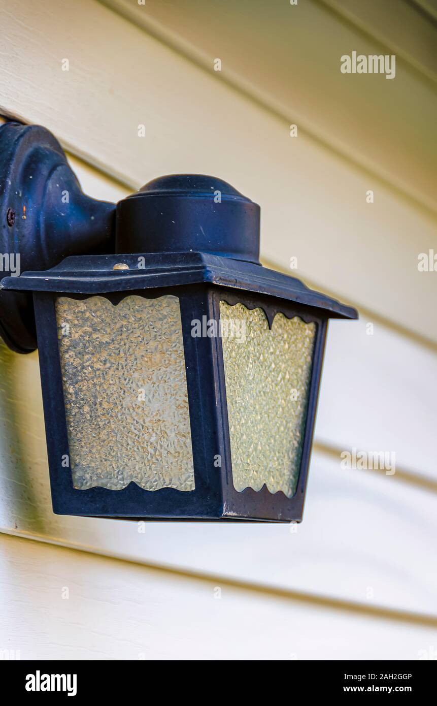 Ein metall Leuchte/Lampe an der Wand eines Hauses/home/Residenz. Stockfoto