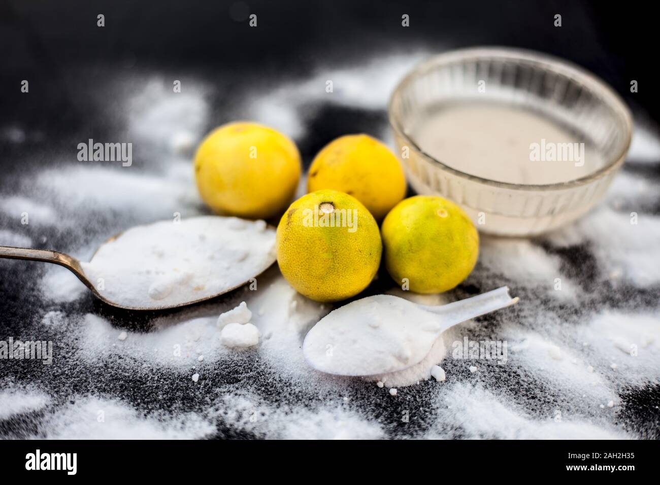 Natron Maske in eine Glasschüssel auf Holz- Oberfläche zusammen mit etwas Natron gestreut auf der Oberfläche und Zitronen auf der Oberfläche. Zur blemi Stockfoto