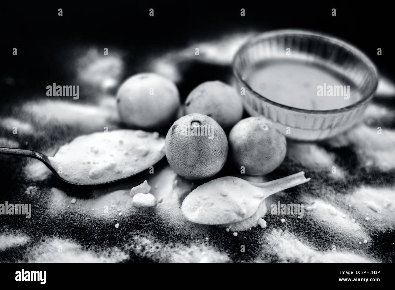Natron Maske in eine Glasschüssel auf Holz- Oberfläche zusammen mit etwas Natron gestreut auf der Oberfläche und Zitronen auf der Oberfläche. Zur blemi Stockfoto