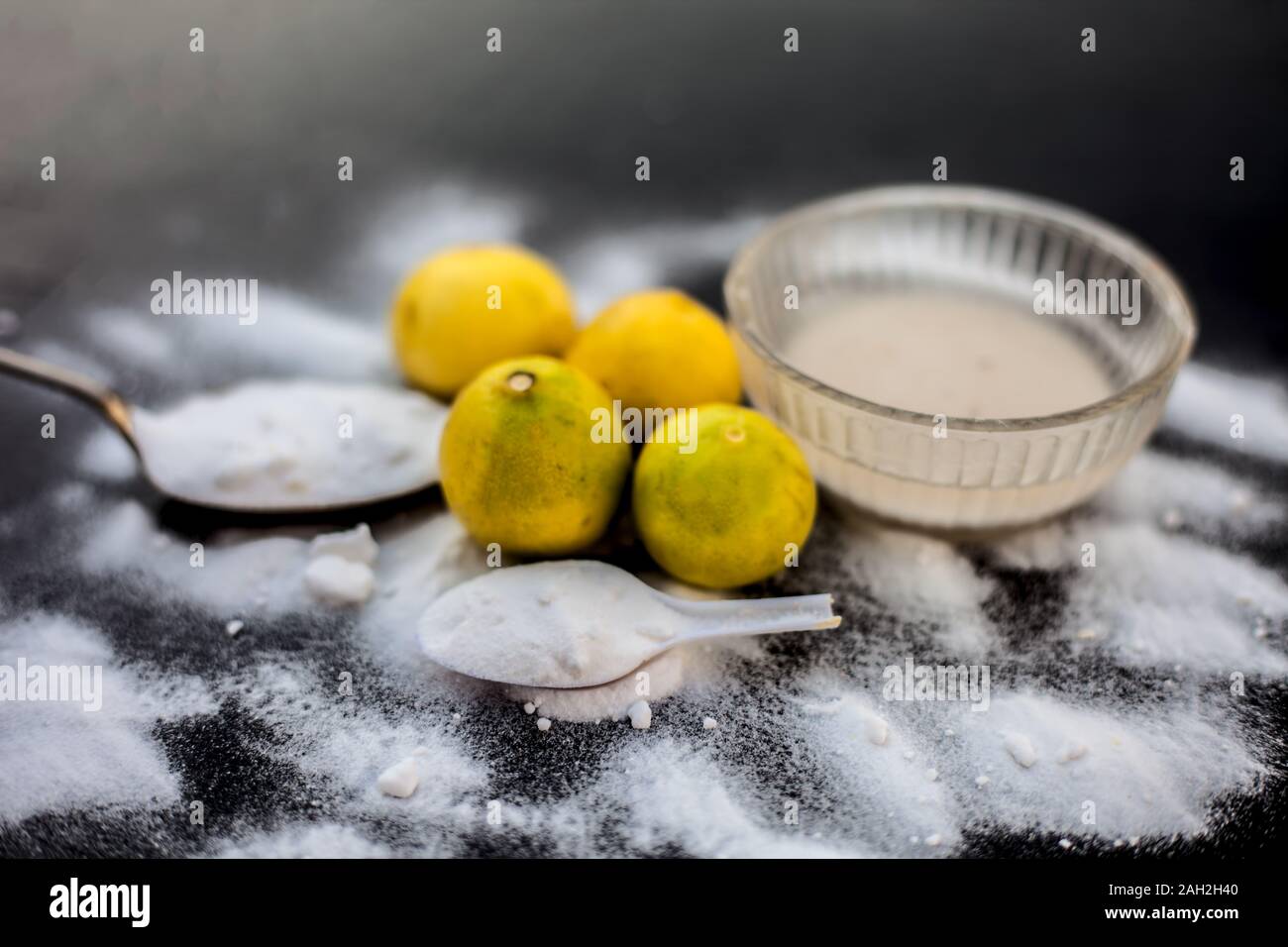 Natron Maske in eine Glasschüssel auf Holz- Oberfläche zusammen mit etwas Natron gestreut auf der Oberfläche und Zitronen auf der Oberfläche. Zur blemi Stockfoto