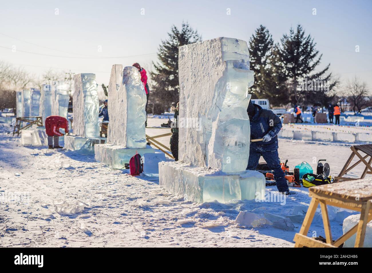 Russland, Birabidzhan, Dezember 18, 2019: die Menschen zerkleinert Eis Skulptur mit einer Kettensäge Stockfoto