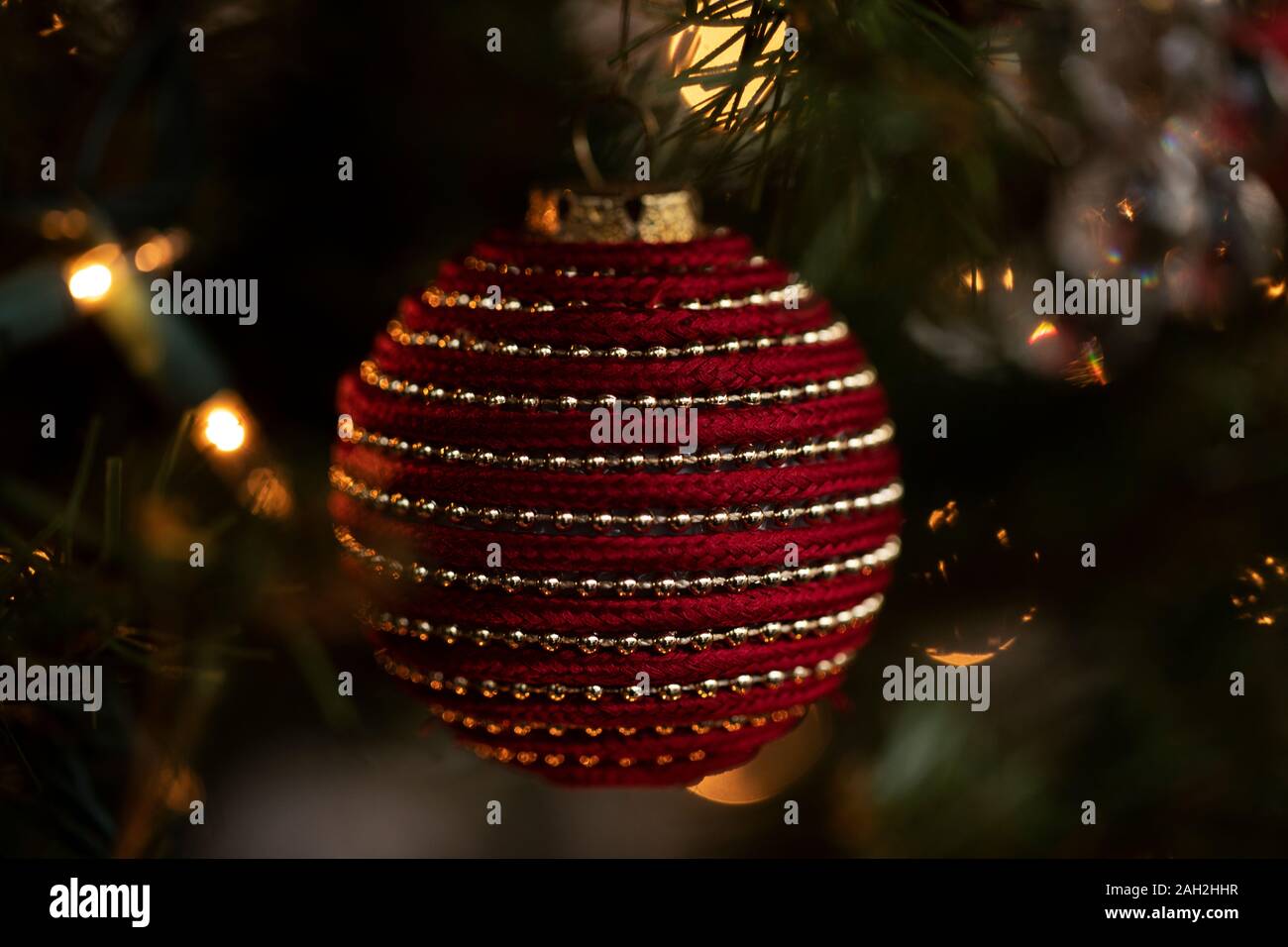 Ein rot und gold Christmas ornament hängend an einem Weihnachtsbaum. Stockfoto