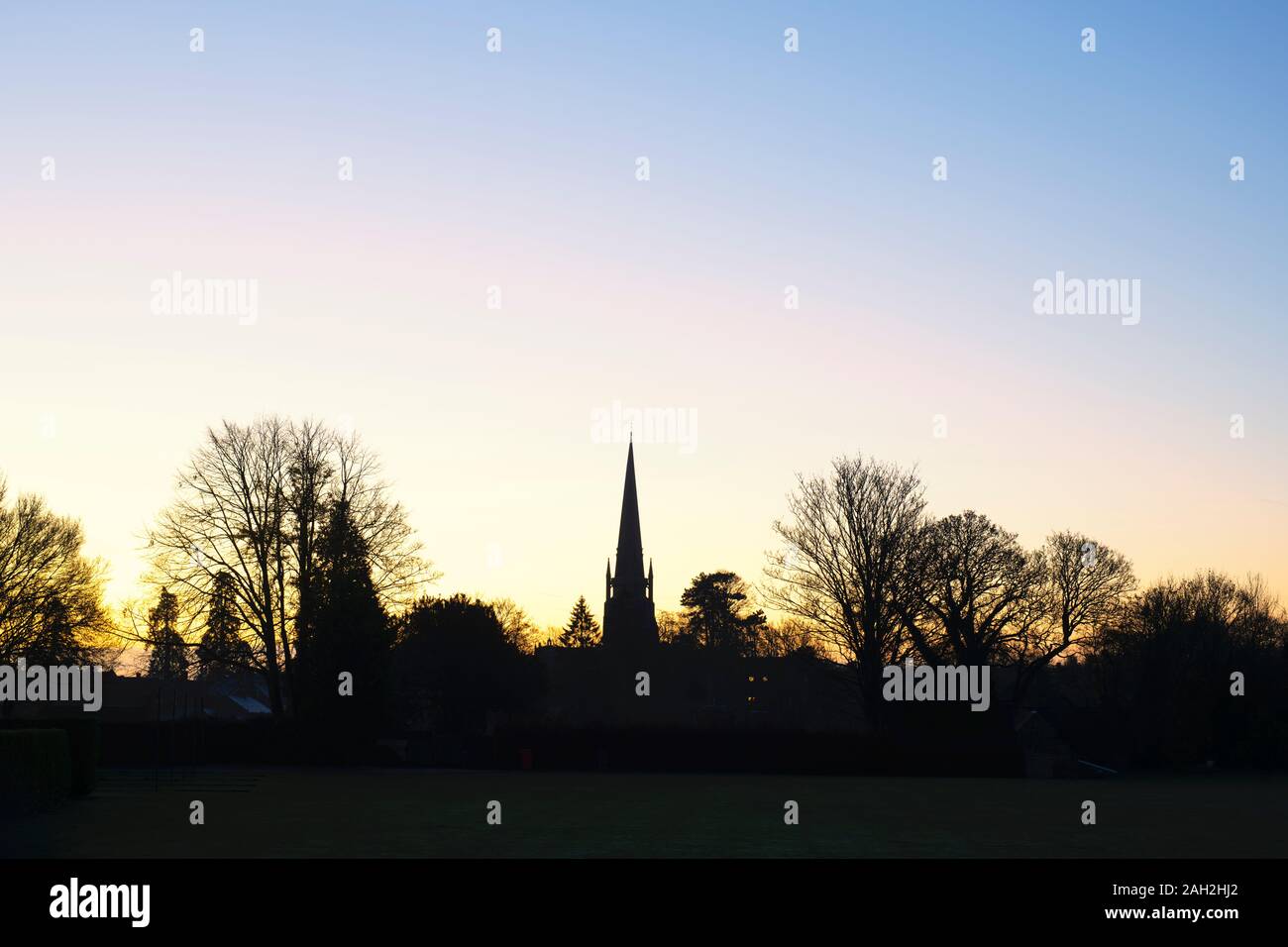 St Marys Kirche Silhouette vor Sonnenaufgang in Bloxham, Oxfordshire, England Stockfoto