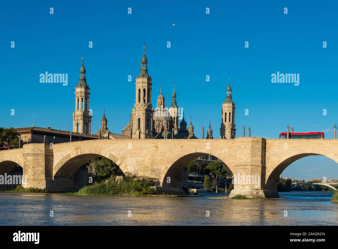 Puente de Piedra Brücke über den Fluss Ebro und der alten Kirche Basilika del Säule in der spanischen Stadt Zaragoza Stockfoto