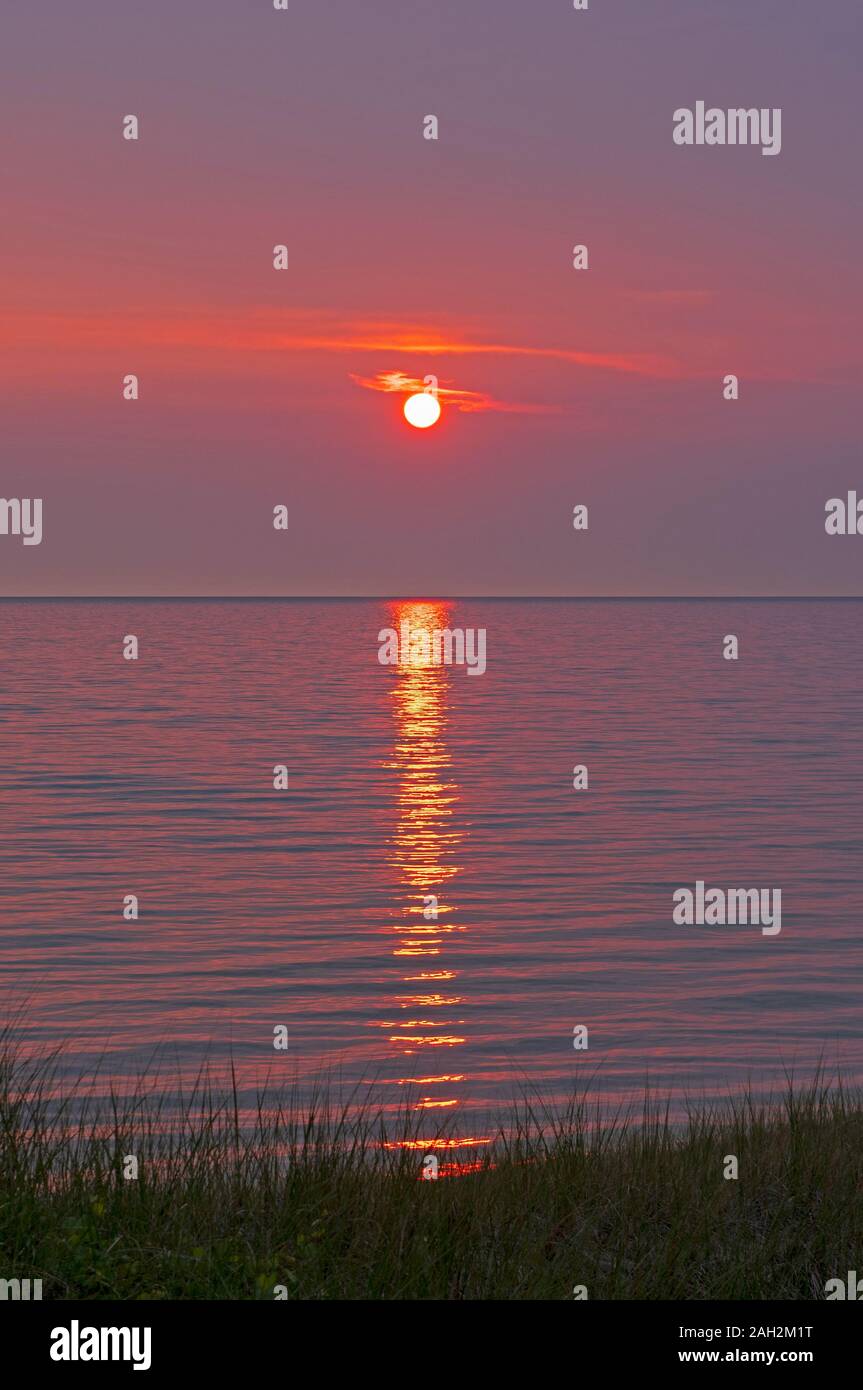 Orange Orb Sonnenuntergang über Lake Michigan in der Nähe von Montague, Michigan Stockfoto