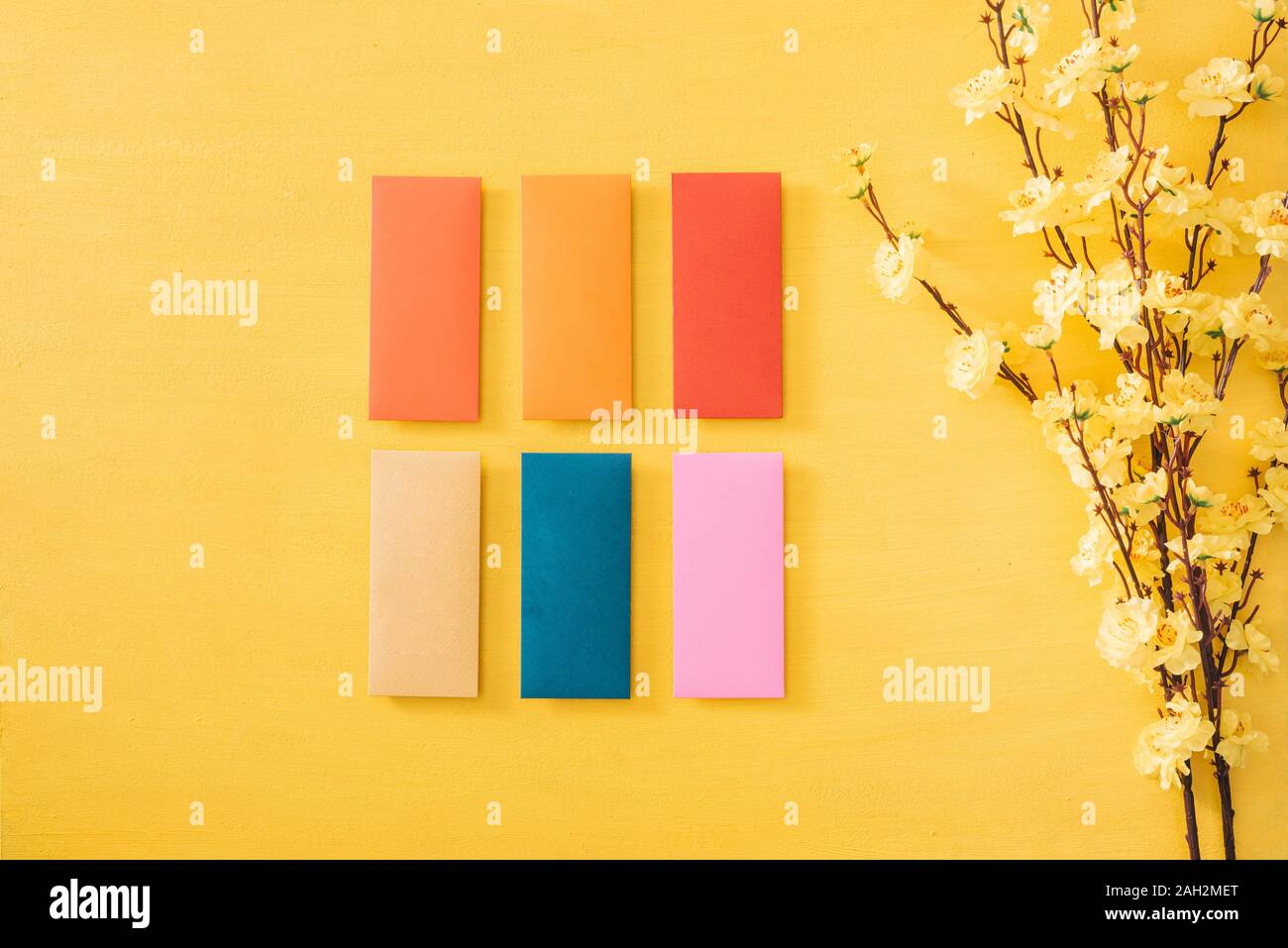 Das chinesische Neujahr Dekoration auf ein gelbes gold Hintergrund Stockfoto