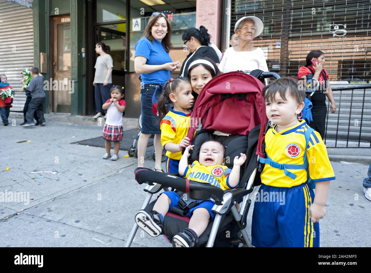 Die Zuschauer auf der Kinder evangelische Parade in East Harlem in NEW YORK. Stockfoto