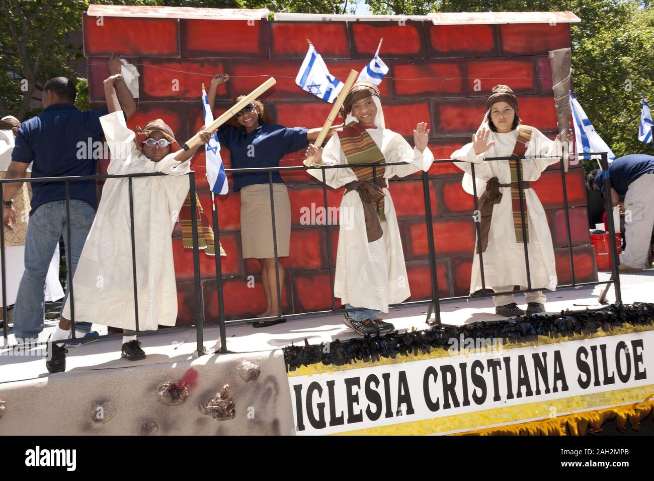 Die Teilnehmer in der Kinder evangelische Parade in East Harlem in NEW YORK. Stockfoto