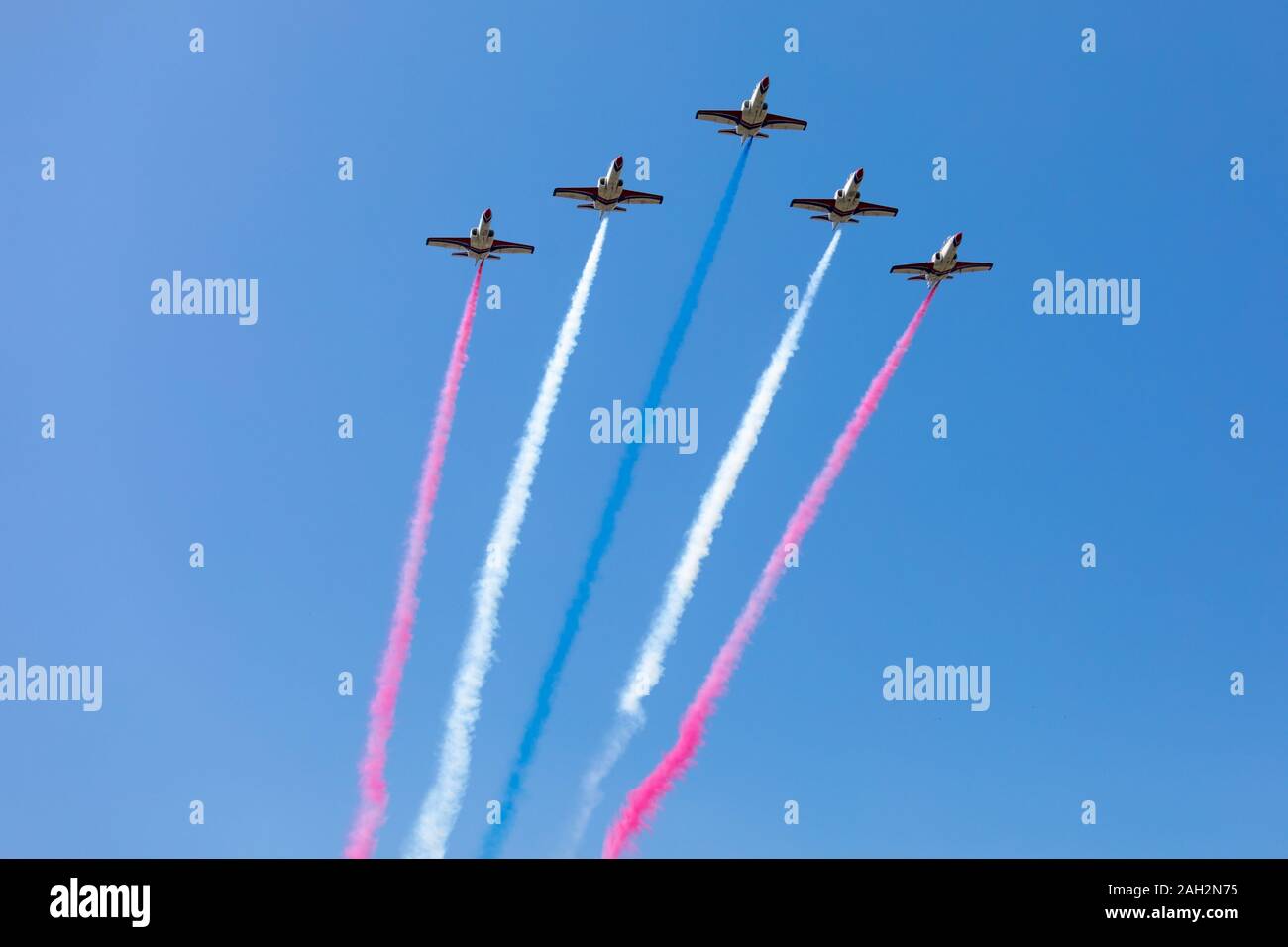 ROC Airforce figher Jets fliegen über Taipei auf Taiwan die natiional Tag am Okt. 10, 2019, Freigabe von Rauch in den Farben der Th enational Flagge. Stockfoto