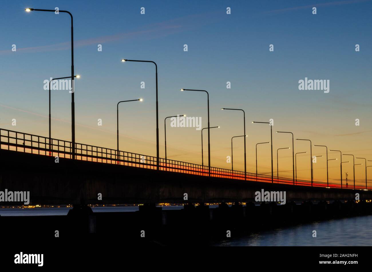 Farben durch die Oland Brücke in Schweden. Die Brücke verbindet die Insel mit dem Festland Oland Schweden Stockfoto