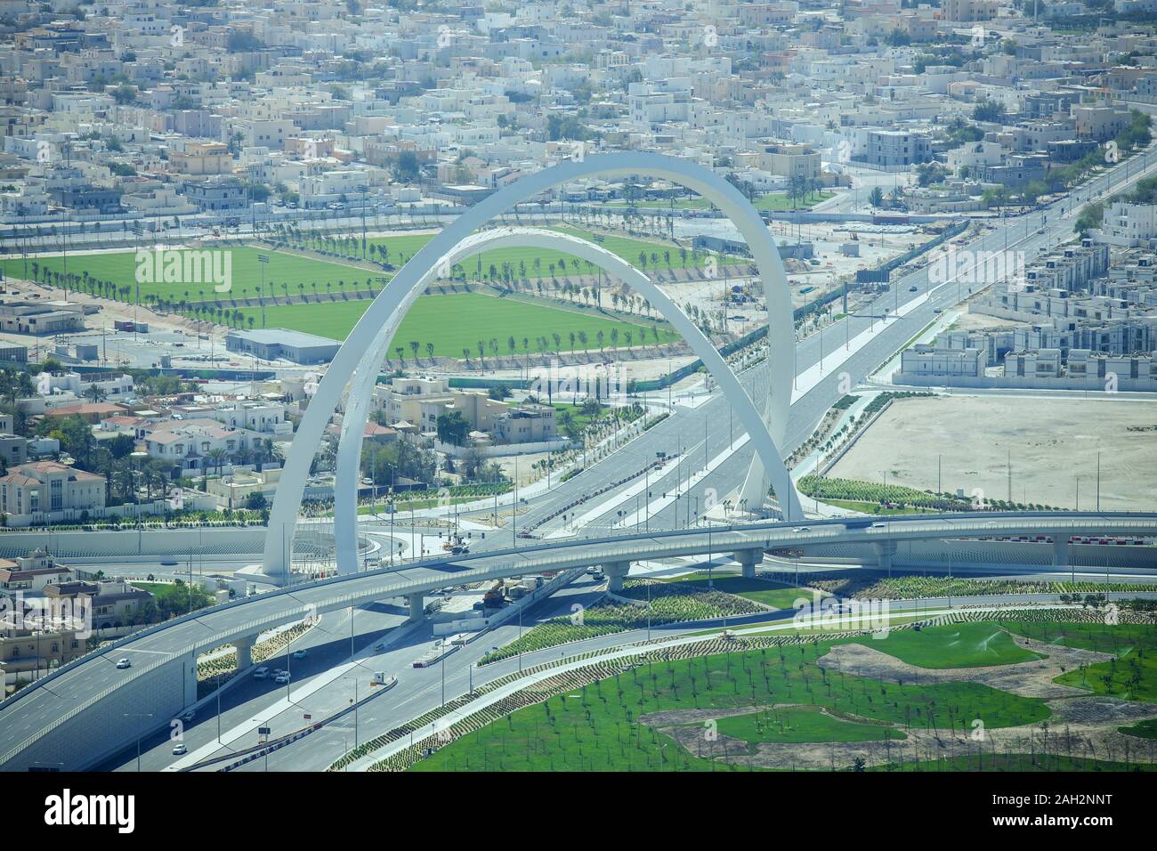 Arches interchange Das größte Denkmal der Stadt. als Brücke von Bogen bekannt. Doha Luftaufnahme Stockfoto