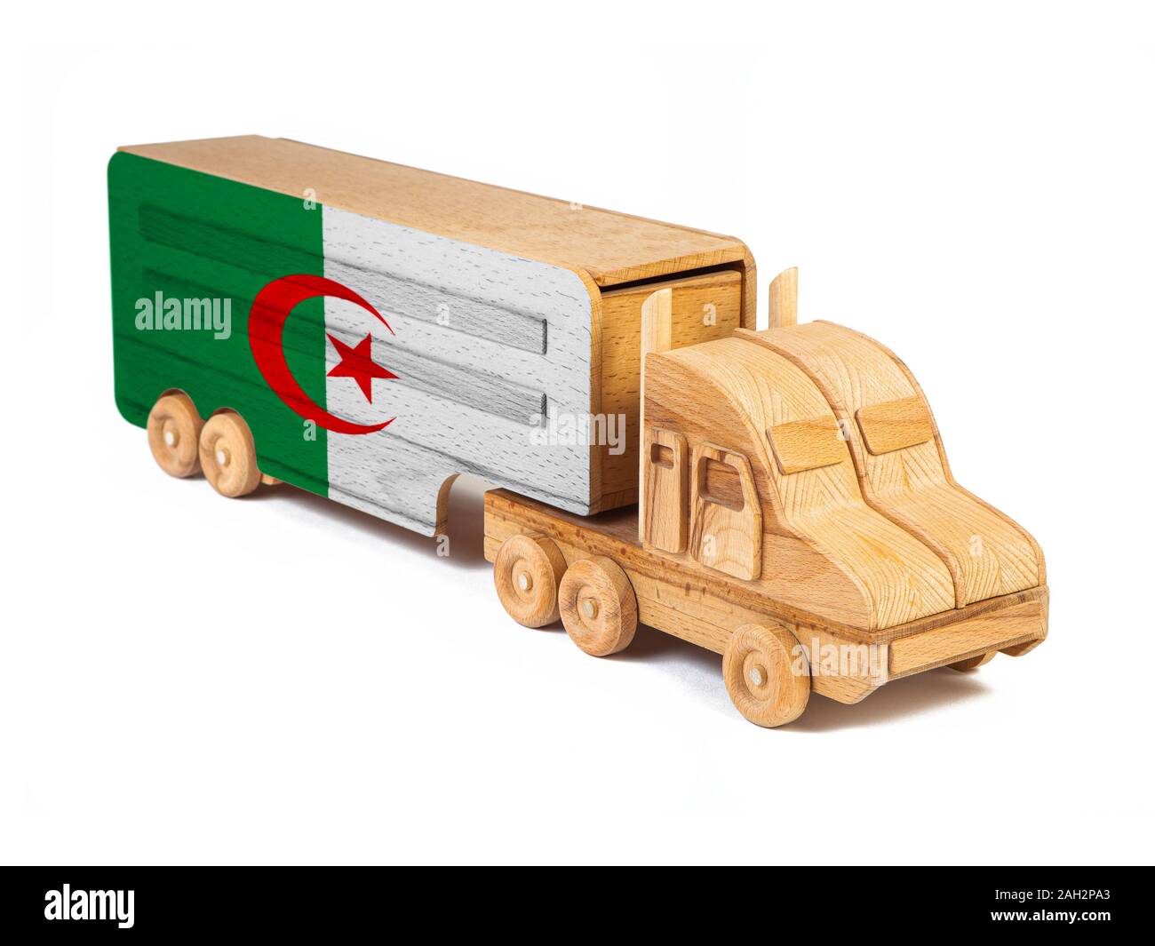 Nahaufnahme einer Holz Spielzeug-LKW mit einem gemalten Flagge Algerien. Das Konzept der export-import, Transport, die Lieferung von Waren Stockfoto
