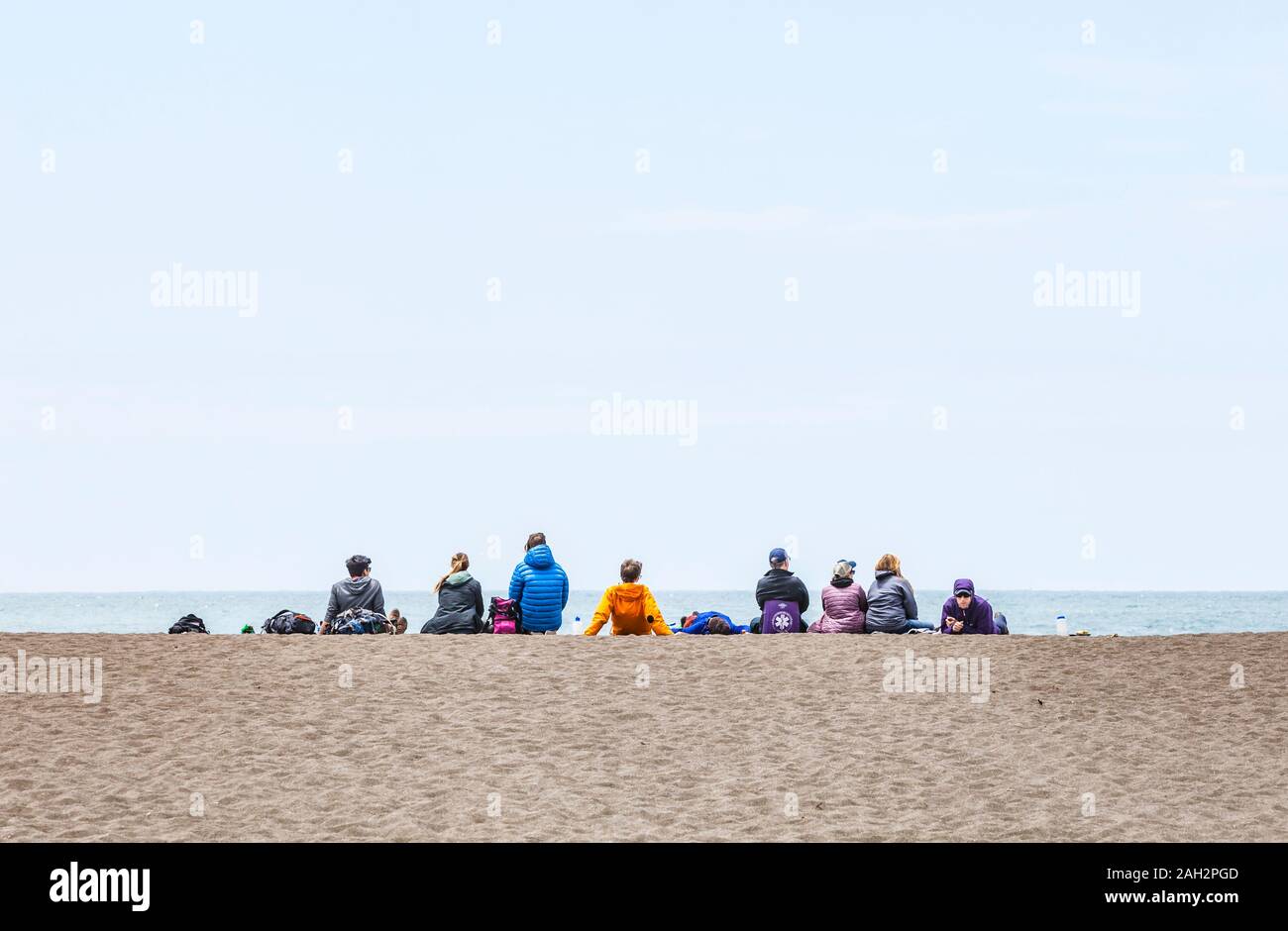 Eine Gruppe von Menschen sitzen auf Rodeo Strand in Marin Headlands, Golden Gate National Recreation Area, Kalifornien, USA. Stockfoto