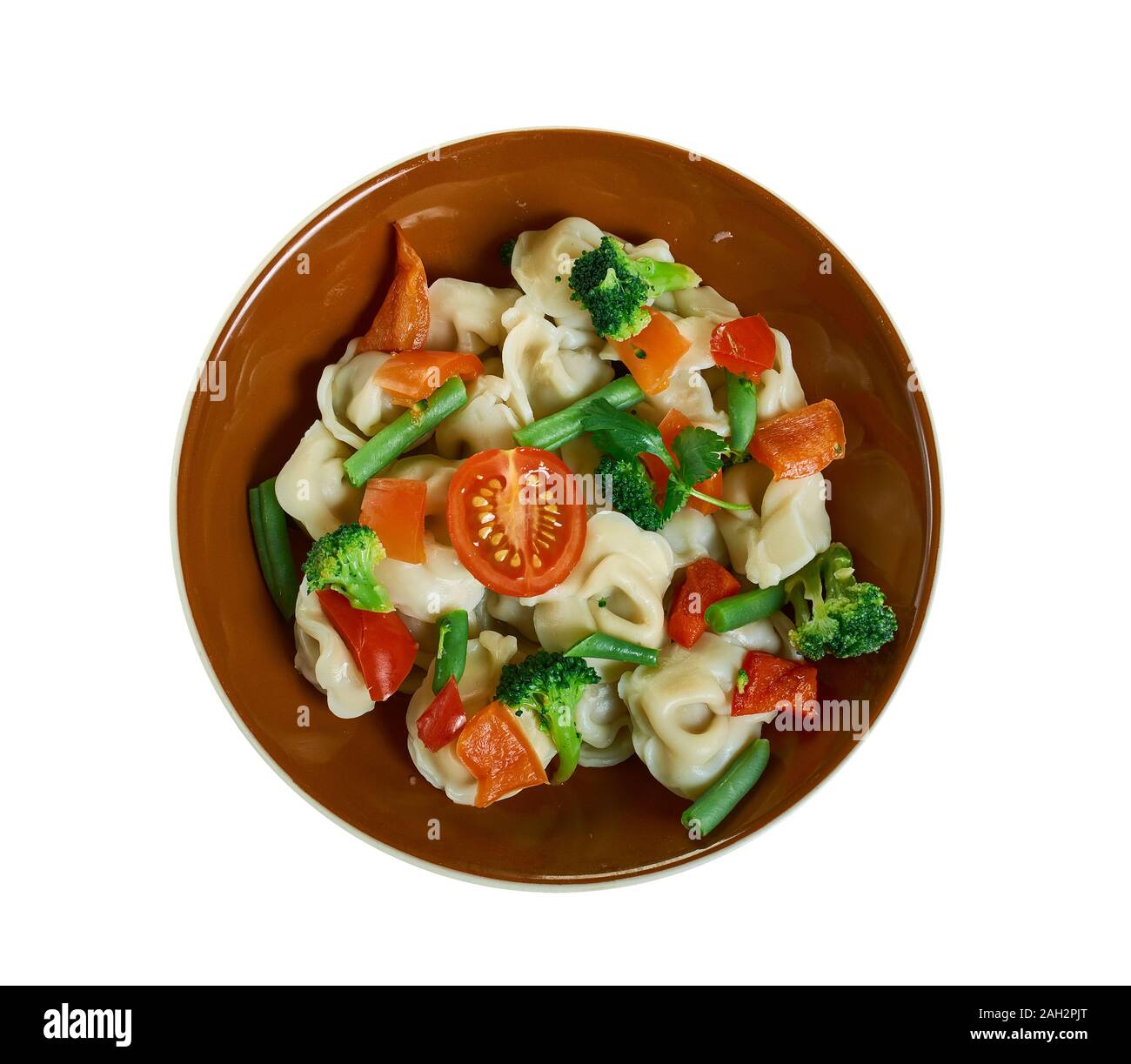 Tortellini Primavera, Italienisch-amerikanische Küche, seine cremige Tortellini und Gemüse Pasta. Stockfoto