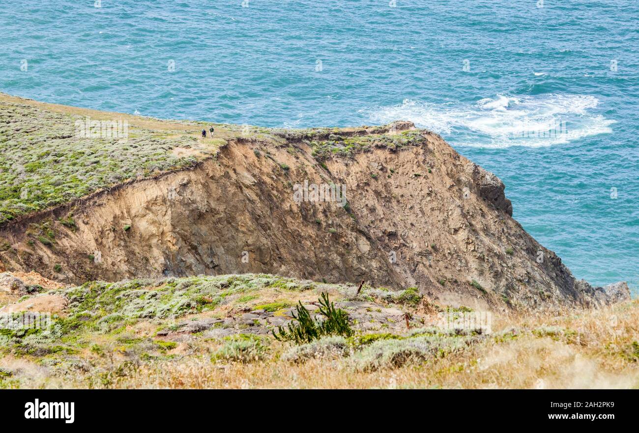 Menschen wandern die spektakuläre Landschaft der Marin Headlands, die Halbinsel westlich und nördlich der Golden Gate Bridge, Kalifornien, USA. Stockfoto