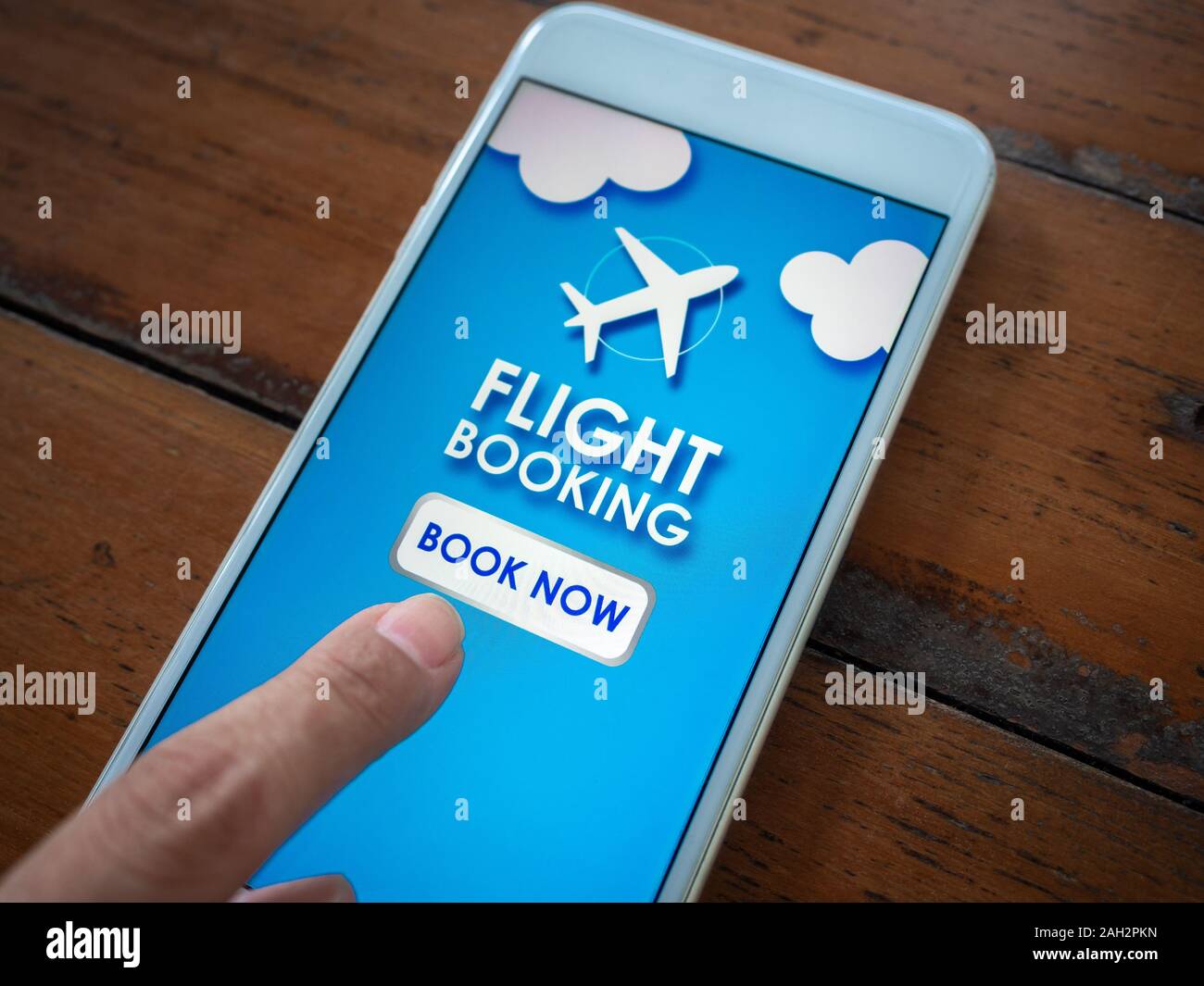 Flug buchen online mit Smartphone. Close-up Finger berühren auf Handy zu kaufen oder buchen Flug online Flugticket. Stockfoto