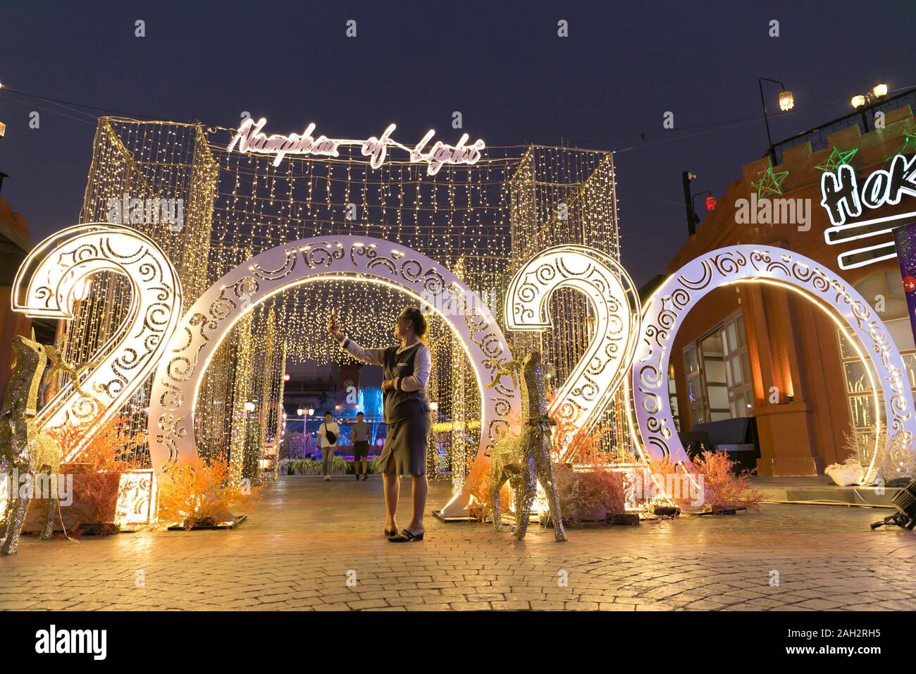 Vientiane, Laos. 23 Dez, 2019. Festliche Dekoration für die Weihnachtszeit Leuchten in Vientiane, Laos, Dez. 23, 2019. Credit: Kaikeo Saiyasane/Xinhua/Alamy leben Nachrichten Stockfoto