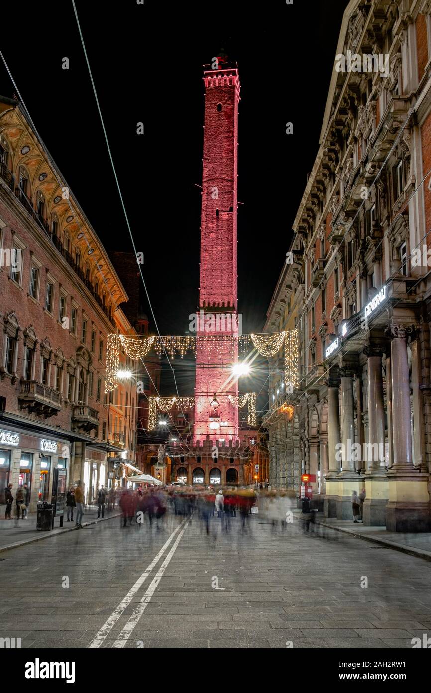 12/21/2019. Bologna, Italien. Weihnachtszeit in Bologna. Suggestiven Beleuchtung des berühmten Asinelli Turm. Stockfoto