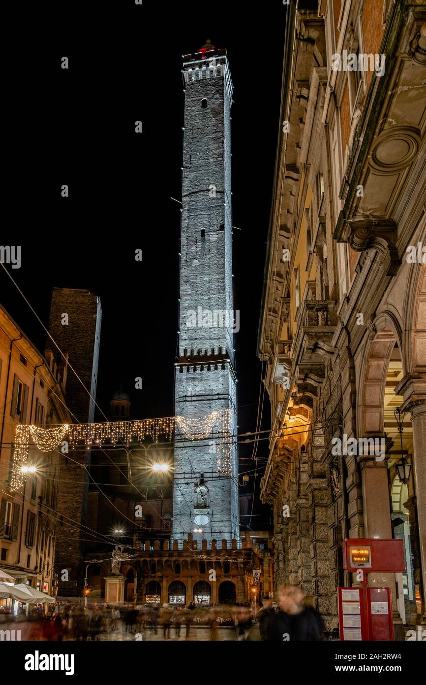 12/21/2019. Bologna, Italien. Weihnachtszeit in Bologna. Suggestiven Beleuchtung des berühmten Asinelli Turm. Stockfoto