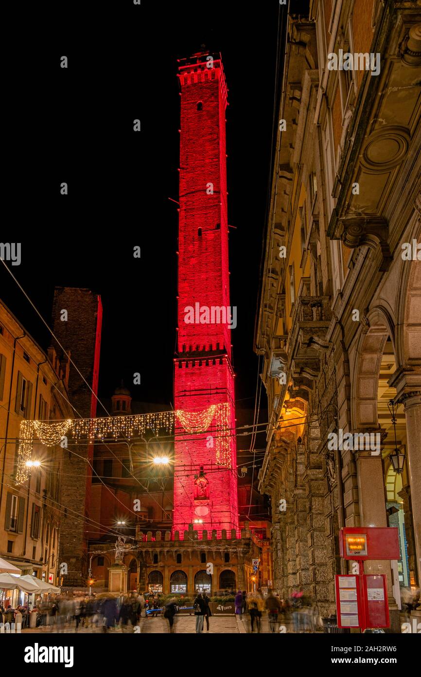 12/21/2019. Bologna, Italien. Weihnachtszeit in Bologna. Suggestiven Beleuchtung des berühmten Asinelli Turm. Stockfoto