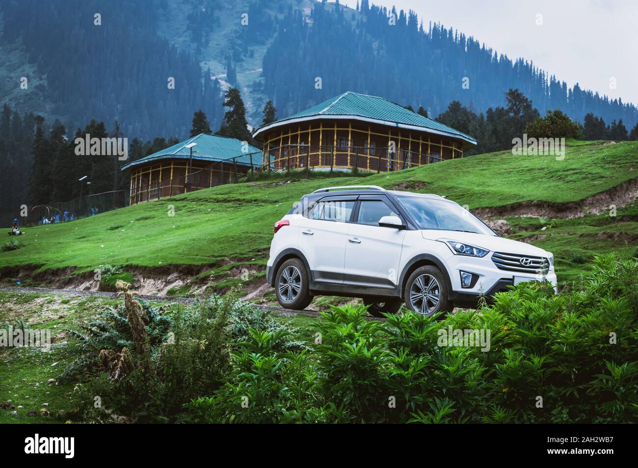 Doodhpathri, Jammu und Kaschmir, Indien: Vom - 20. August 2018: ein Hyundai Creta Auto in einem Kurort voller Grüns in Doodhpathri, Kaschmir, Indien Stockfoto