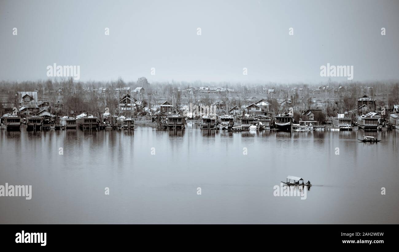 Monochromatische Vintage look einer Shikara in Dal Lake Stockfoto