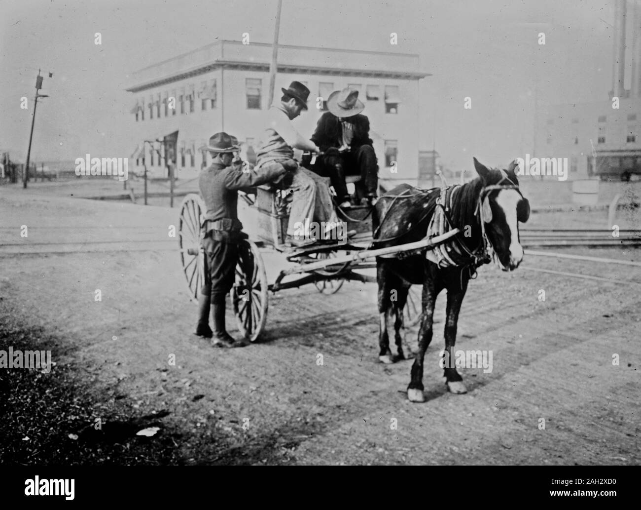 Datum: 1910-1915 - Suche nach Waffen-mexikanischen Grenze Stockfoto