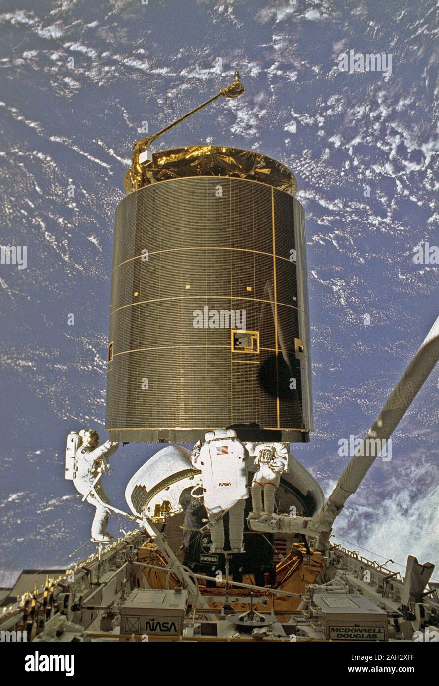STS-49, der erste Flug des Space Shuttle Orbiter Endeavour, hob vom Launch Pad 39B am Mai 7, 1992 um 6:40:00 Uhr CDT. Der STS-49 Mission war die erste US-orbitalen Flug nach Funktion 4 Extra vehicular Aktivitäten (EVAs), und der erste Flug nach 3 Crew Mitglieder arbeiten gleichzeitig außerhalb des Raumfahrzeugs. Das primäre Ziel war die Erfassung und Umschichtung der INTELSAT VI (F-3), eine Mitteilung Satelliten für die International Telecommunication Satellite Organisation, die in einem unbrauchbaren Orbit seit seinem Start an Bord der Titan Rakete im März 1990 gestrandet war. In diesem o Stockfoto