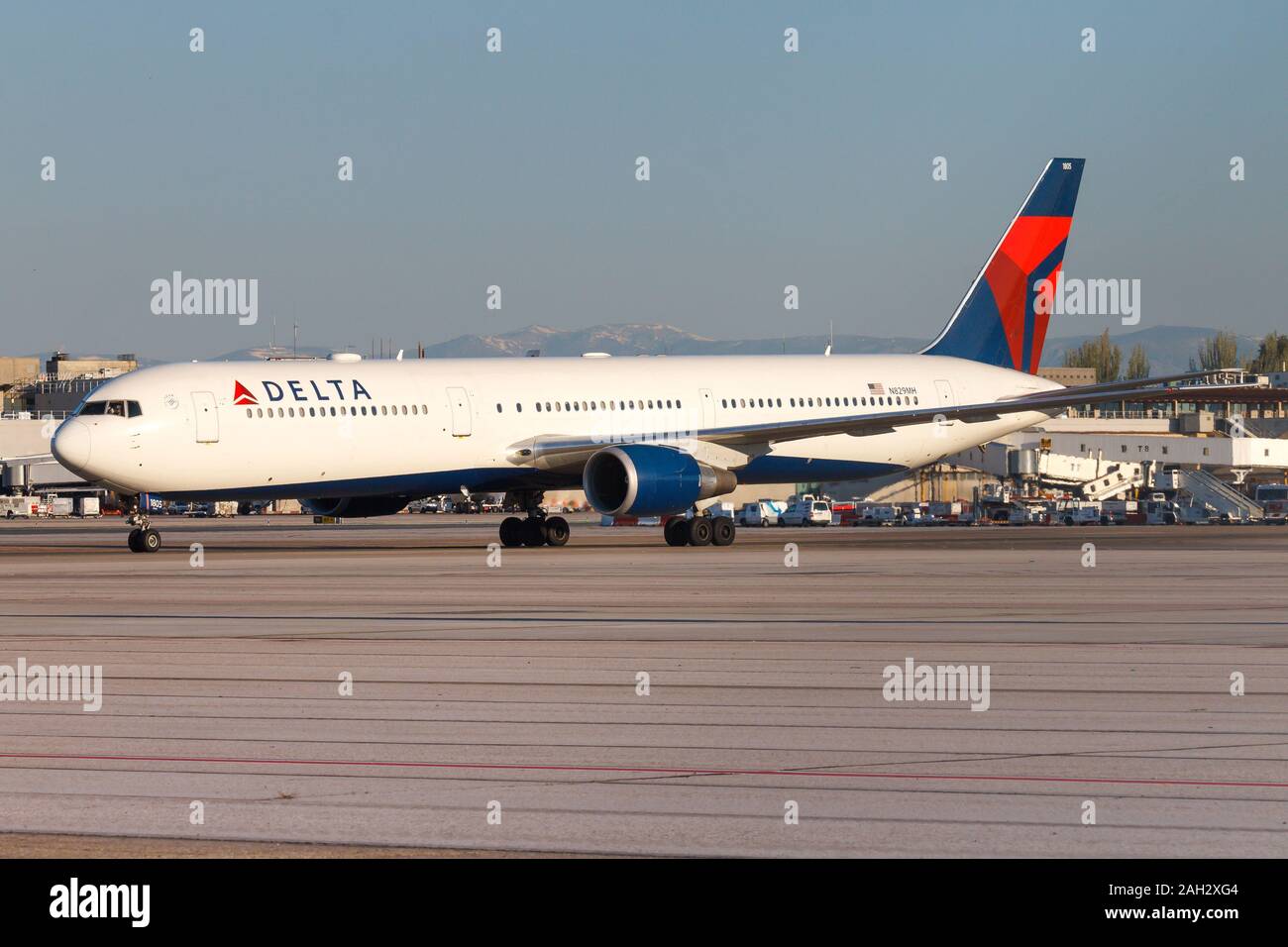 Madrid, Spanien - 10 April, 2017: Delta Air Lines Boeing 767 Flugzeug am Flughafen Madrid Barajas (MAD) in Spanien. Boeing ist ein Hersteller von Flugzeugen im Sitz Stockfoto