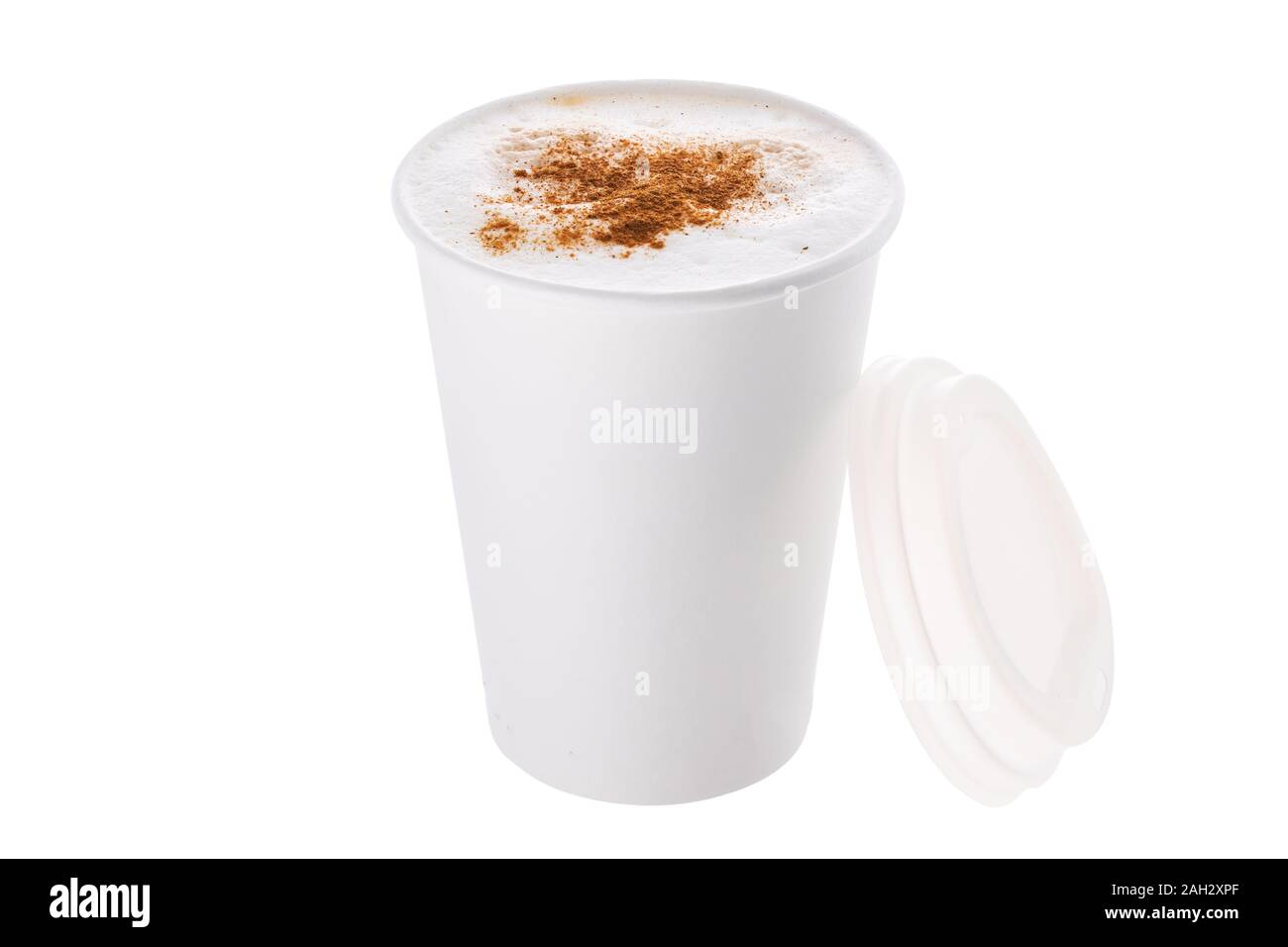 Kaffee mit Milch oder Cappuccino mit Zimt in einem Plastikbecher Nehmen auf weißem Hintergrund Stockfoto