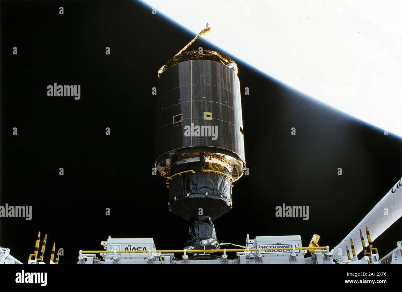 1992 - Die 4.5 Tonne INTELSAT VI wurde erfolgreich durch drei Astronauten auf eine dritte EVA verstrickt. In diesem Foto, der Satellit, der mit seinen neu bereitgestellten Perigäum Bühne, beginnt seine Trennung von der Shuttle. Stockfoto