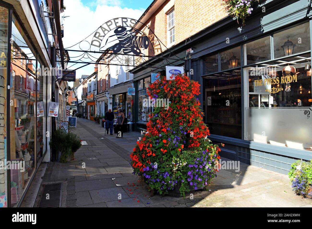 Draper Lane, Leominster, Herefordshire, eine schmale Straße von historischen Gebäuden gesäumt von Geschäften. Stockfoto