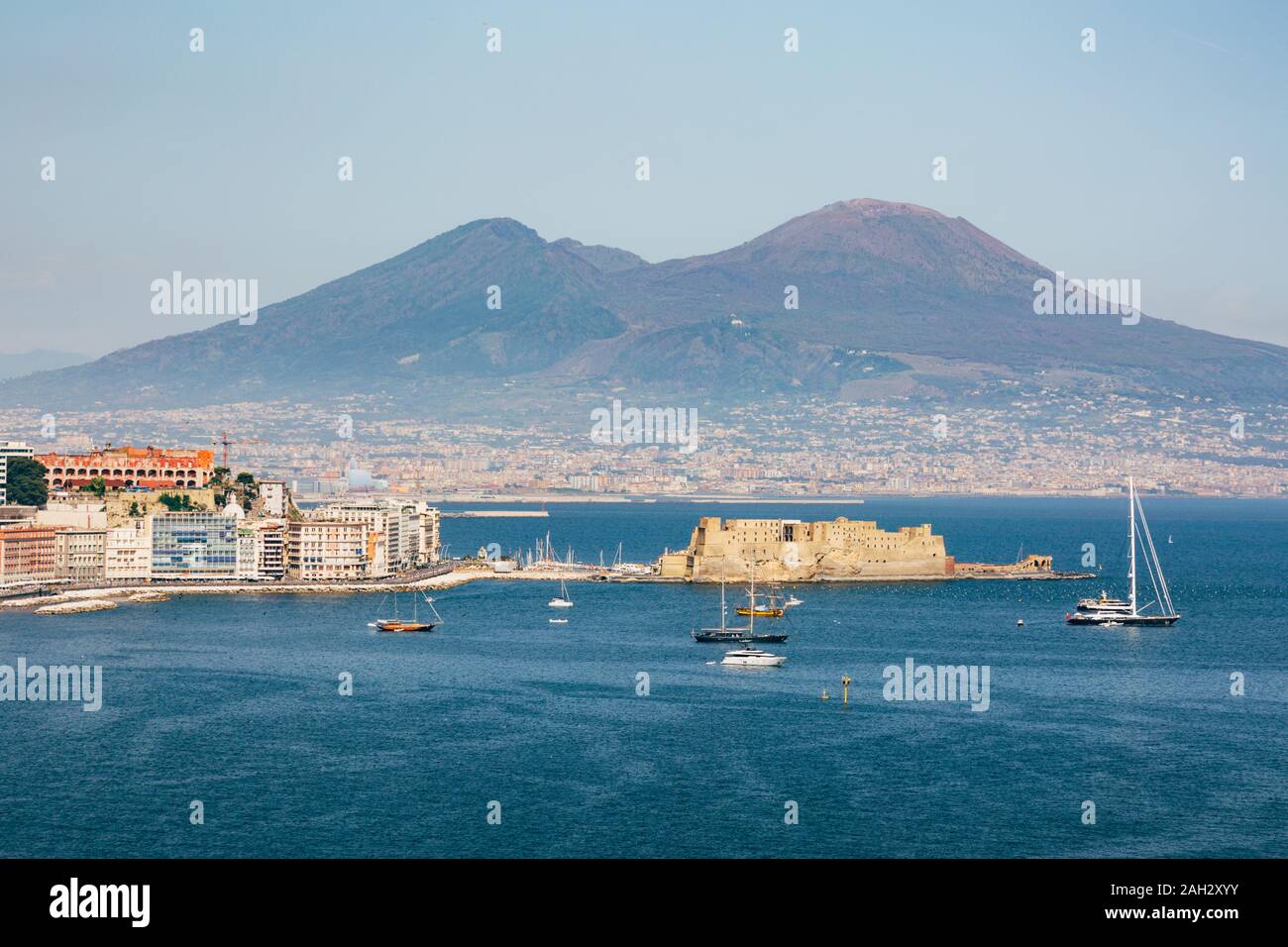 Neapel, Kampanien, Italien. Vesuvio Vulkan und das Castel dell'Ovo im Vordergrund Stockfoto